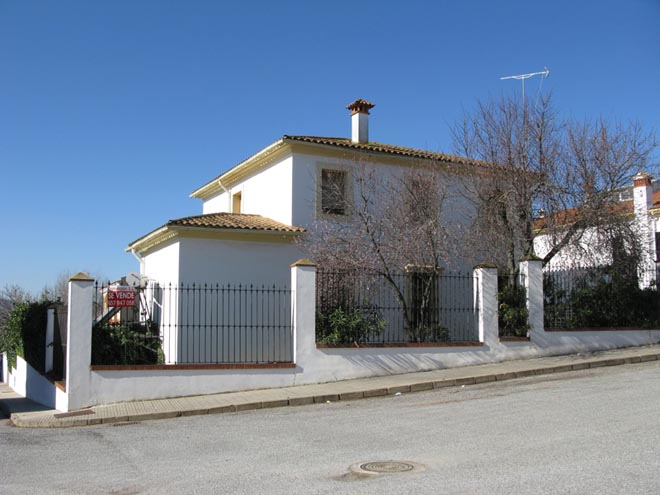 Exterior la C/Amapola del chalet sito en C/ Vicente Cervantes n&ordm;1 de Zafra - PROHERGON