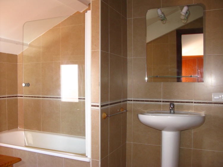 Cuarto del Ba&ntilde;o del Piso 3&ordm;C sito en Ctra. Vieja de la Puebla n&ordm;42 de Zafra - PROHERGON