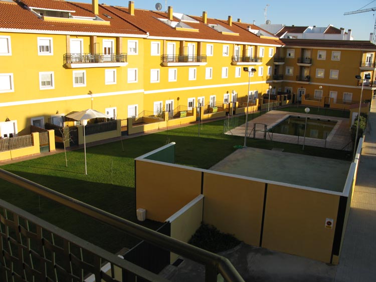 Jard&iacute;n y piscina del piso 2&ordm;F sito en C/ Juan Ram&oacute;n Jim&eacute;nez n&ordm;19 de Zafra - PROHERGON