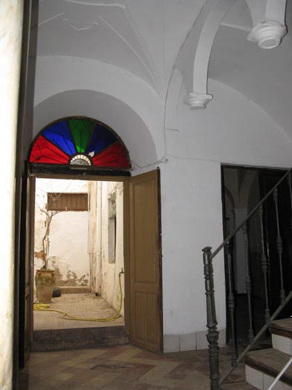 Bajo-escalera de la vivienda 1&ordf; planta sita en esquina C/ Cerrajeros y C/ del Gobernador de Zafra - PROHERGON